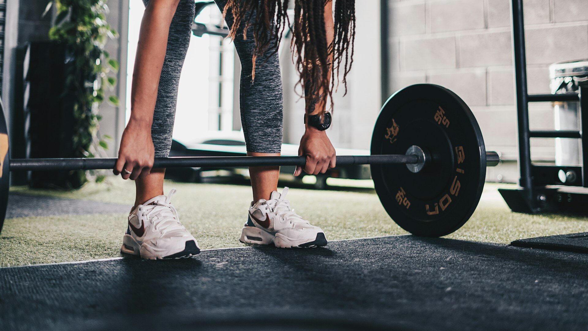 Lifter setting up for a barbell deadlift with a flat back