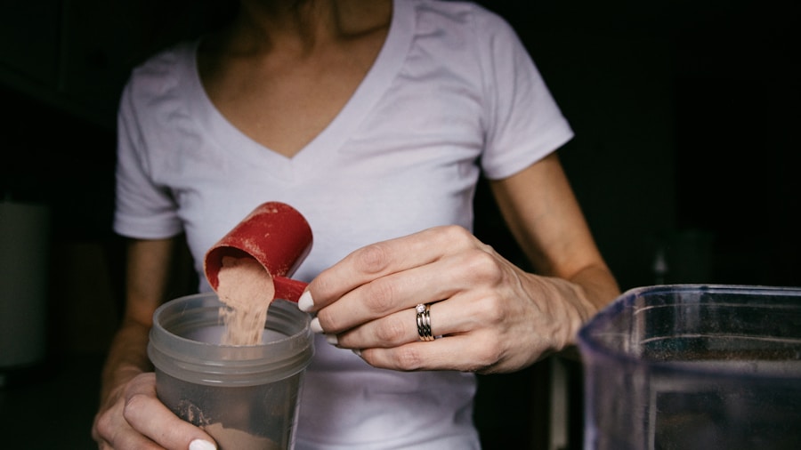 person eating a balanced meal with protein and carbohydrates 1 Person eating a balanced meal with protein and carbohydrates for post-workout recovery